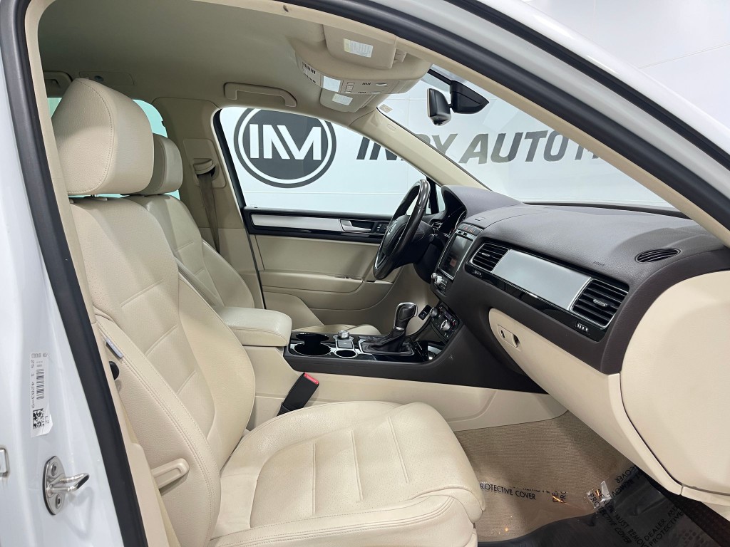 2016 Volkswagen Touareg Image 30