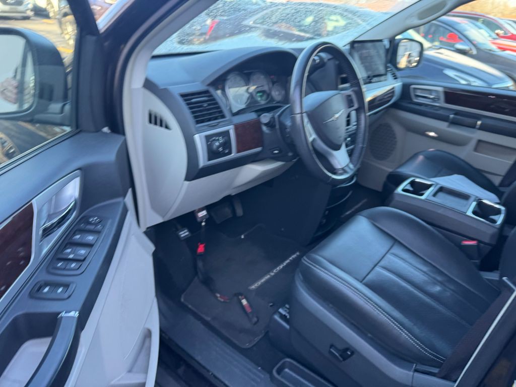 2010 Chrysler Town & Country Image 4