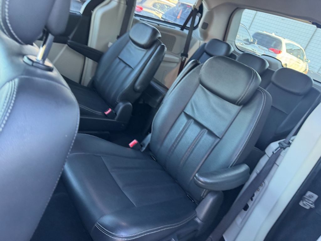 2010 Chrysler Town & Country Image 6