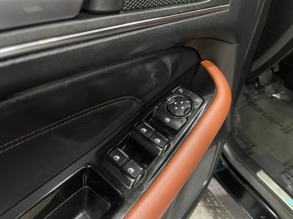 2017 Ford Edge Image 16