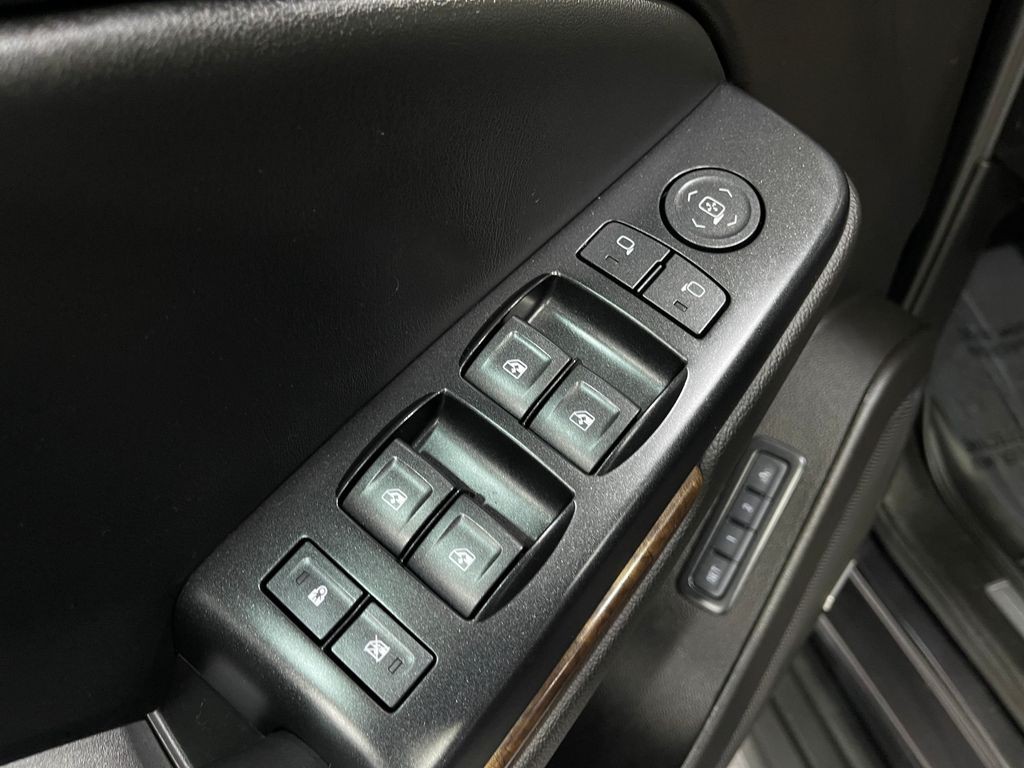 2017 Chevrolet Suburban Image 15