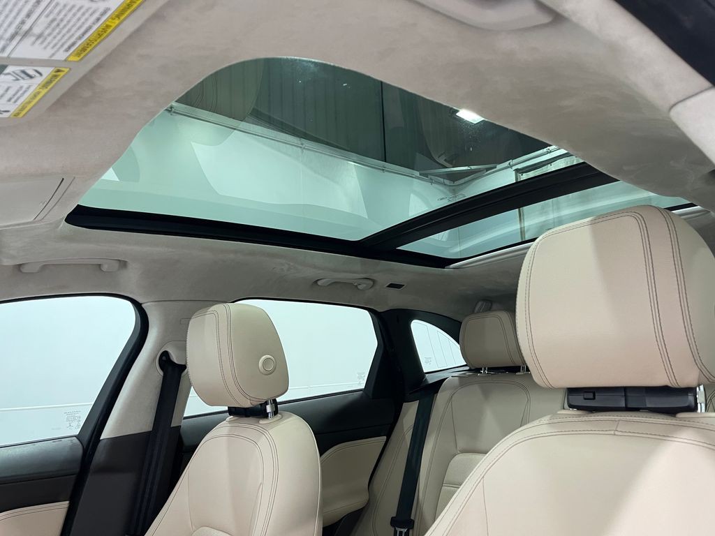 2019 Jaguar F-PACE Image 12