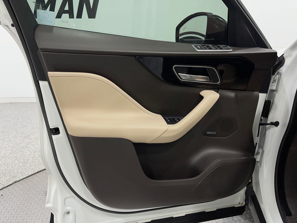 2019 Jaguar F-PACE Image 16