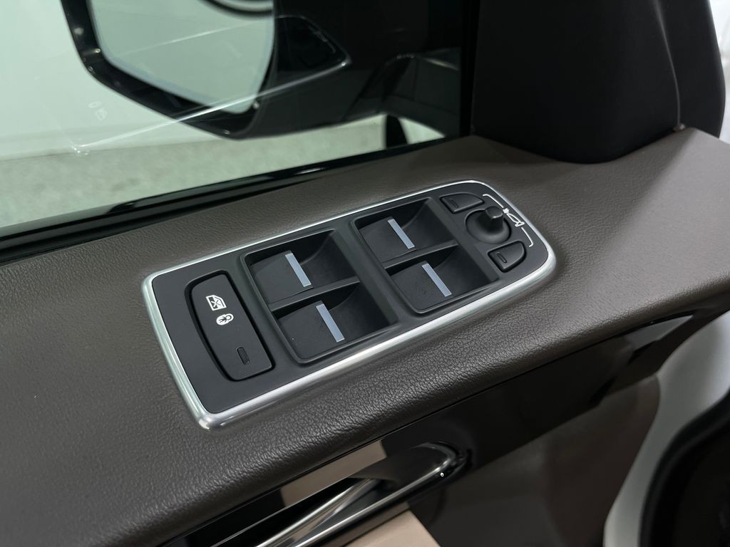 2019 Jaguar F-PACE Image 17