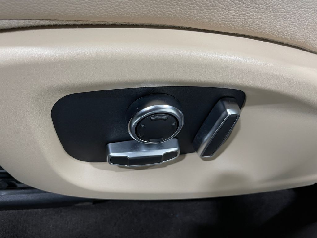 2019 Jaguar F-PACE Image 19