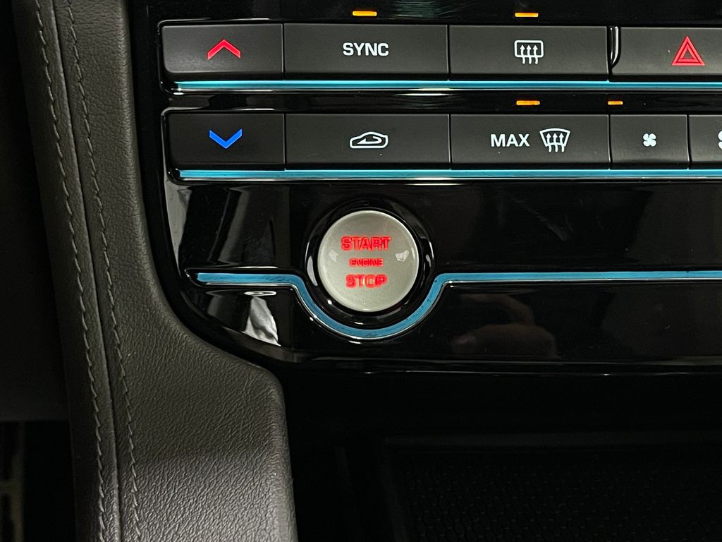 2019 Jaguar F-PACE Image 23