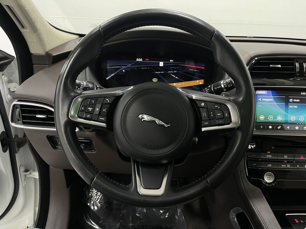 2019 Jaguar F-PACE Image 24