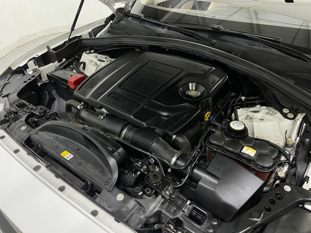 2019 Jaguar F-PACE Image 30