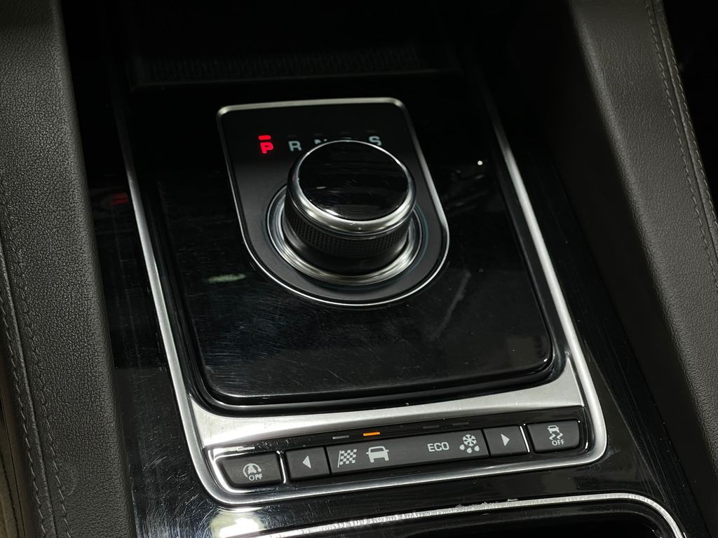 2019 Jaguar F-PACE Image 31