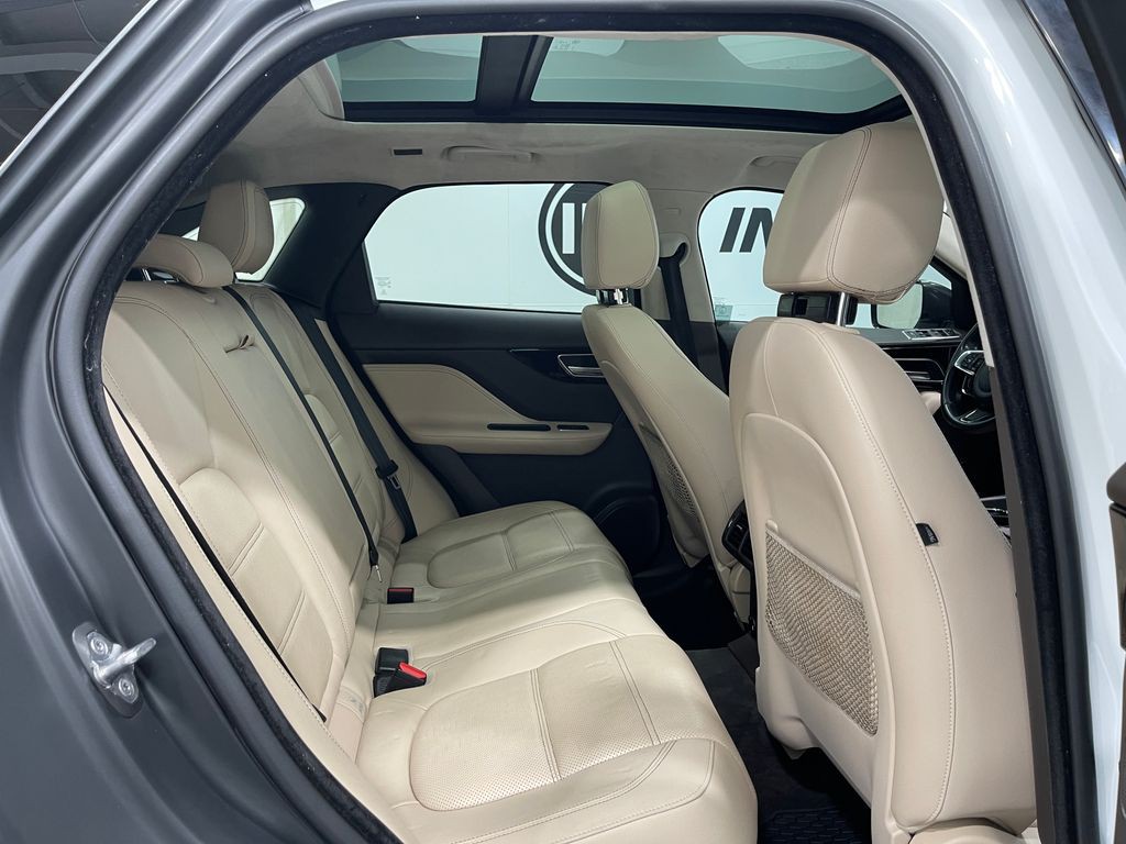 2019 Jaguar F-PACE Image 33