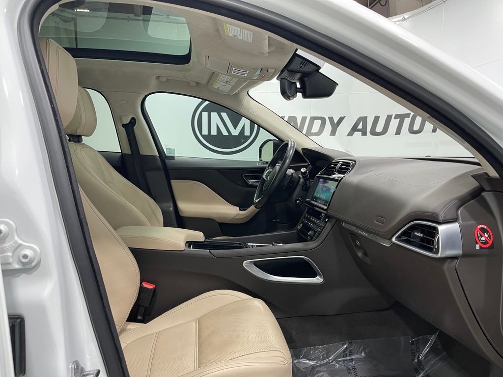 2019 Jaguar F-PACE Image 34
