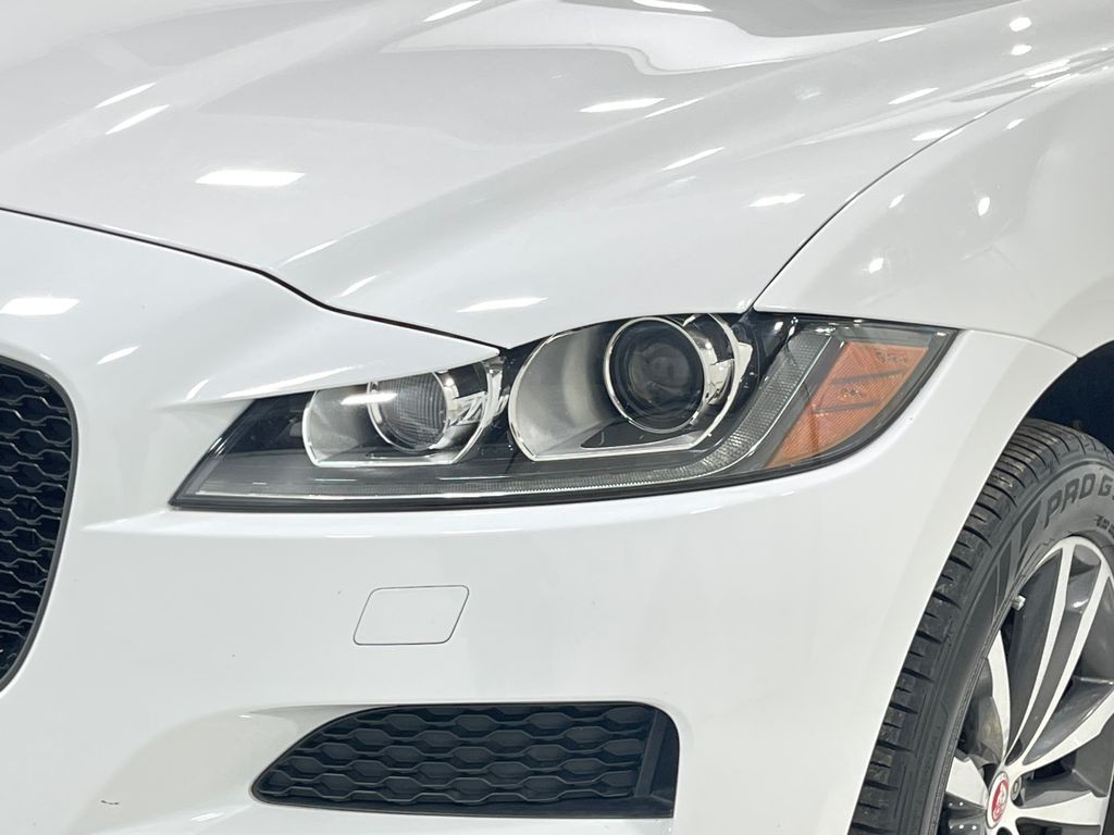 2019 Jaguar F-PACE Image 35