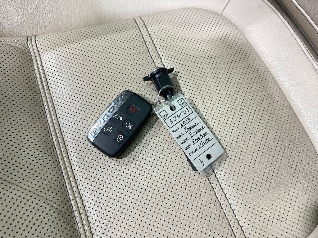 2019 Jaguar F-PACE Image 39