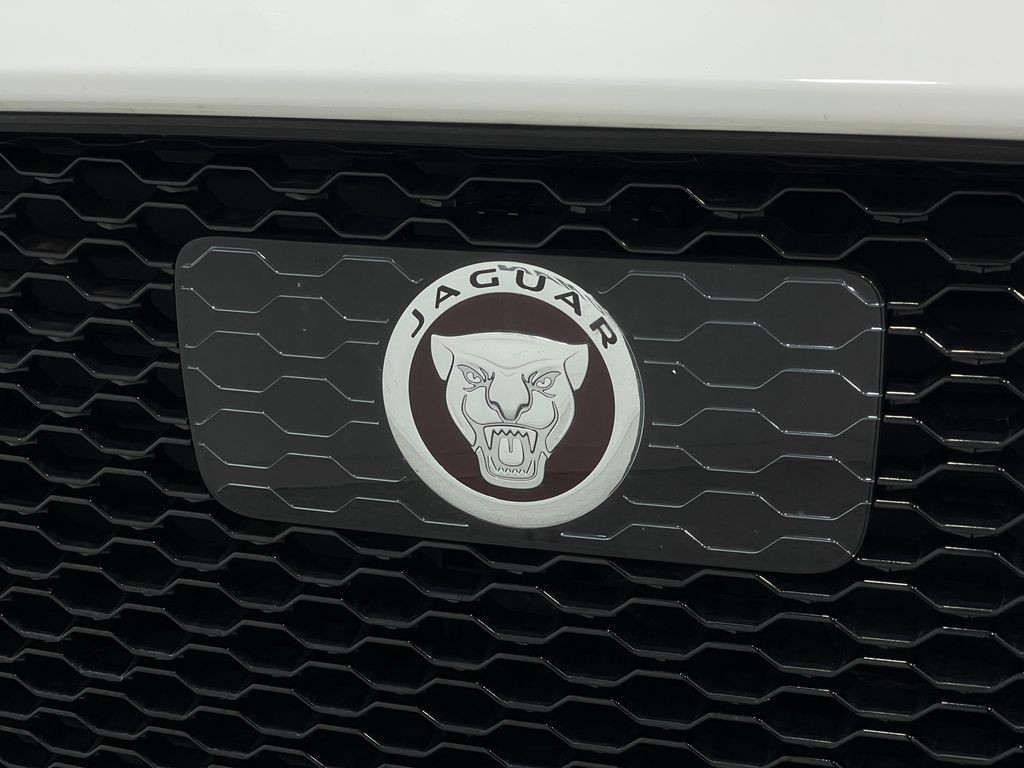 2019 Jaguar F-PACE Image 40