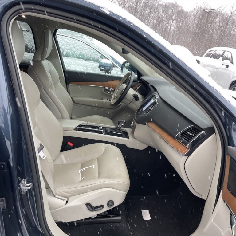 2022 Volvo XC90 Image 5