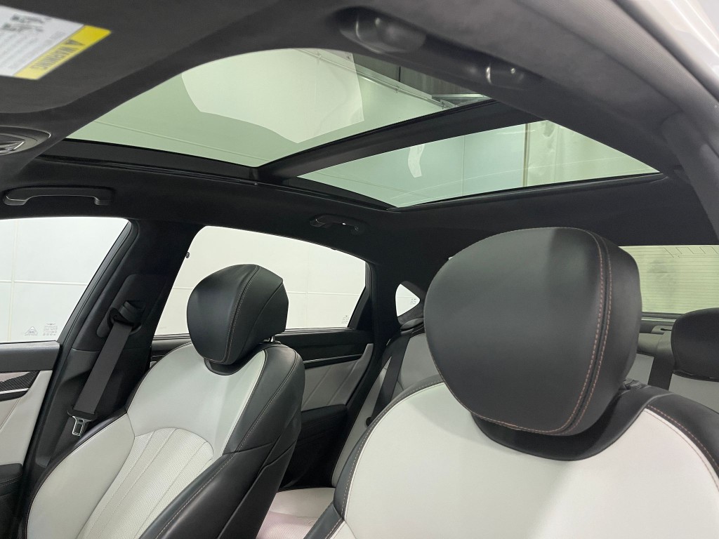 2018 Genesis G80 Image 12