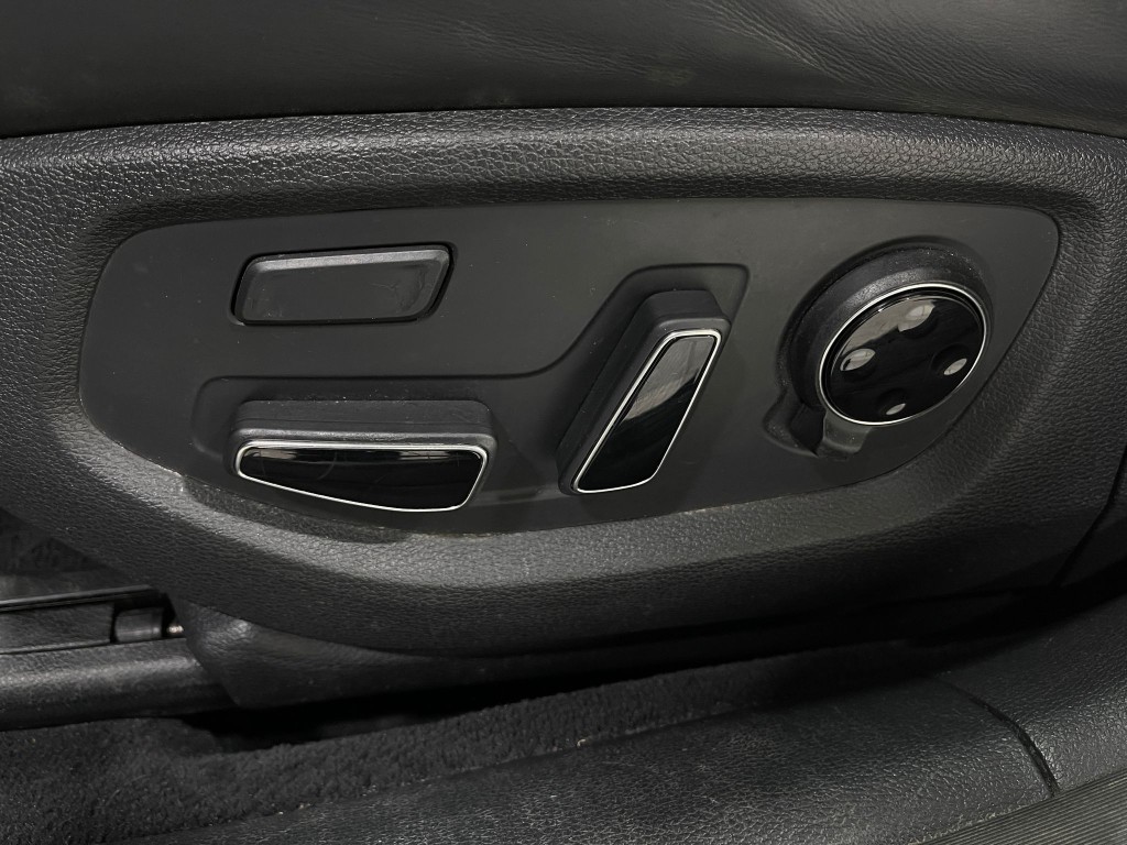 2018 Genesis G80 Image 17