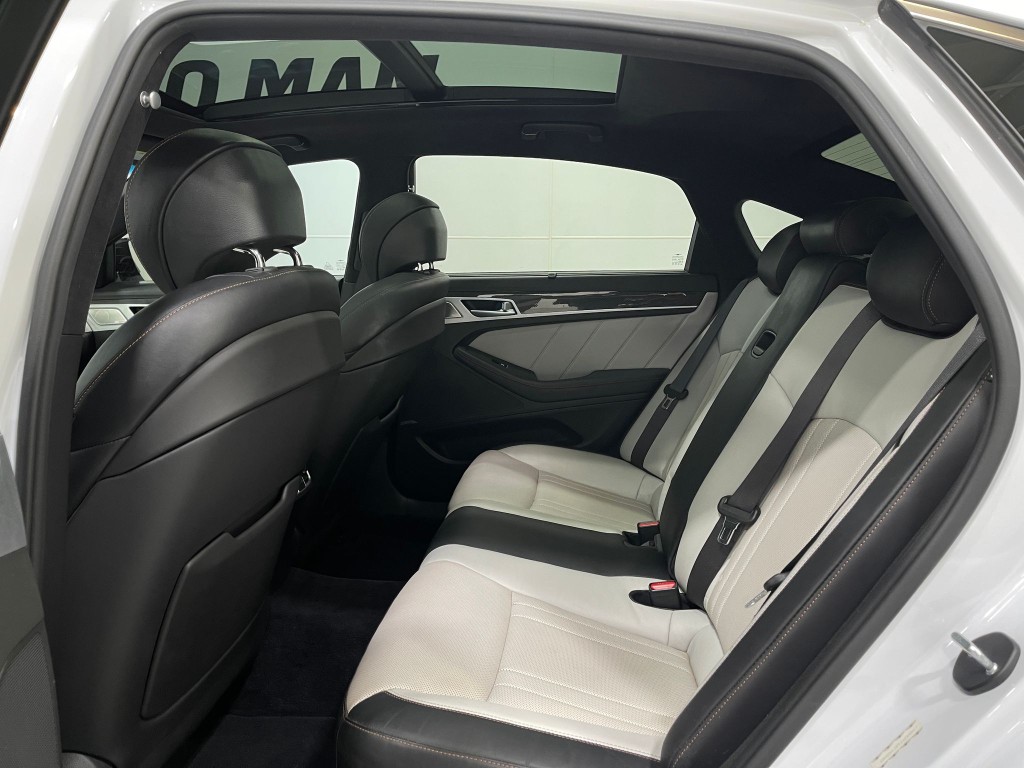 2018 Genesis G80 Image 30