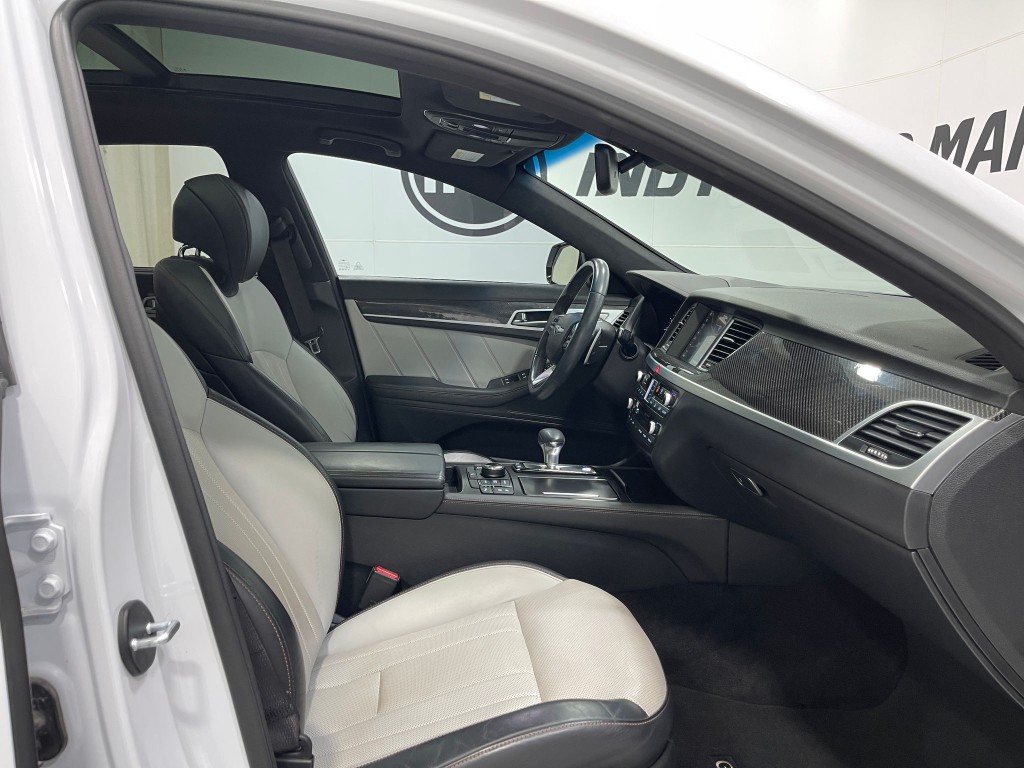 2018 Genesis G80 Image 32