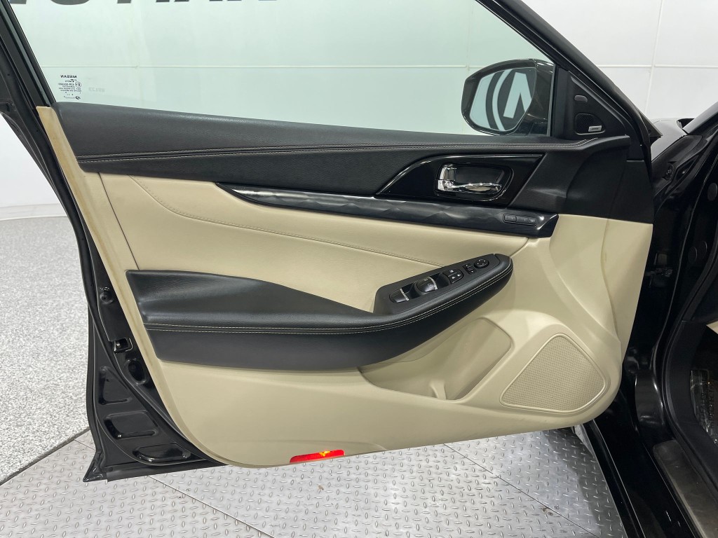 2019 Nissan Maxima Image 16