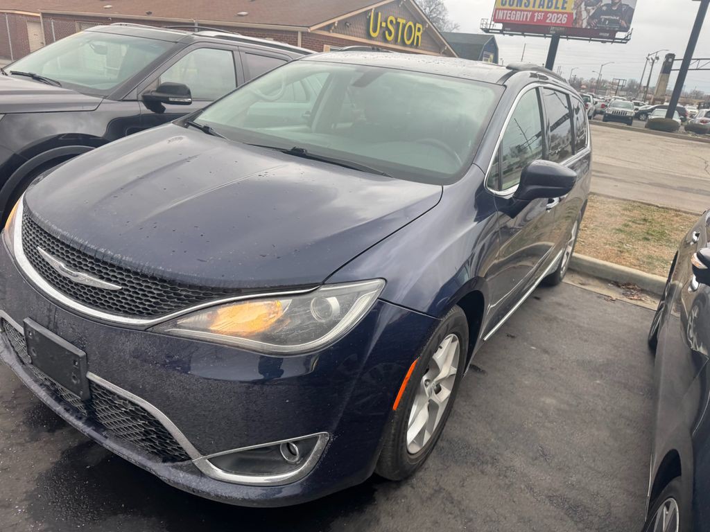 2017 Chrysler Pacifica Image 2