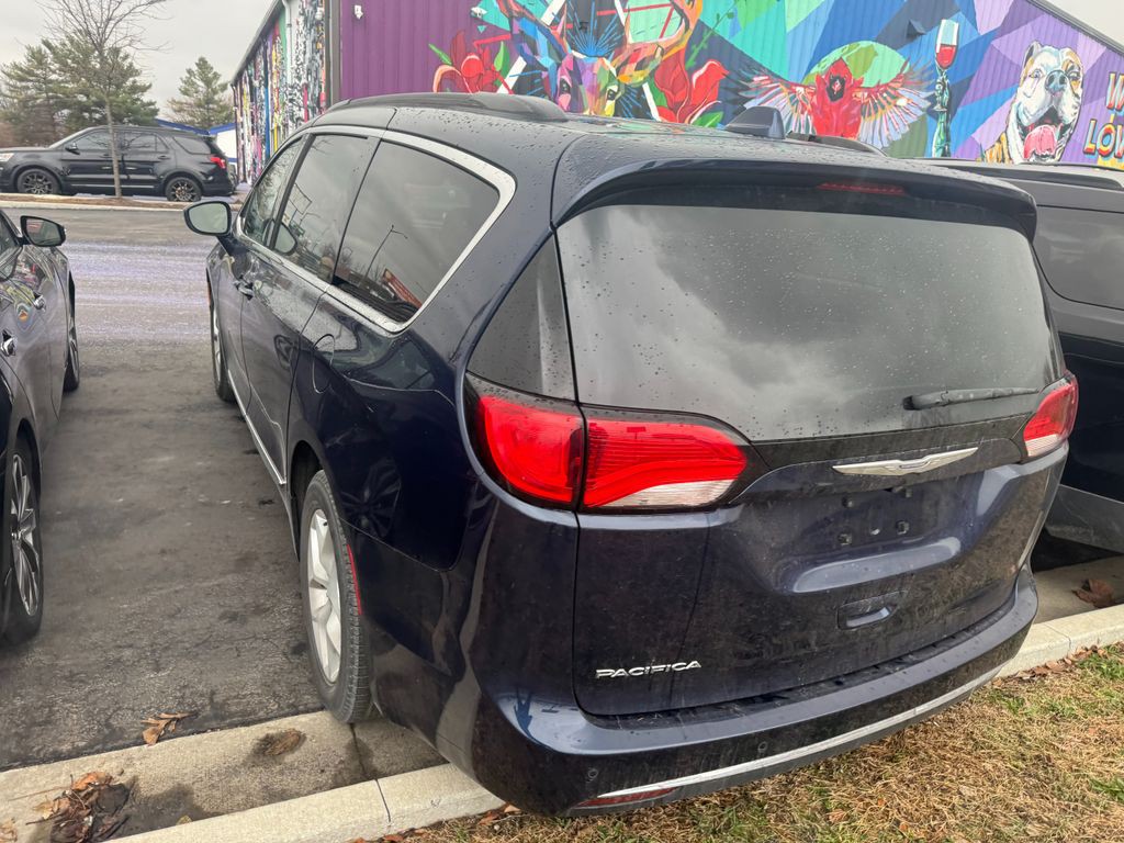 2017 Chrysler Pacifica Image 3