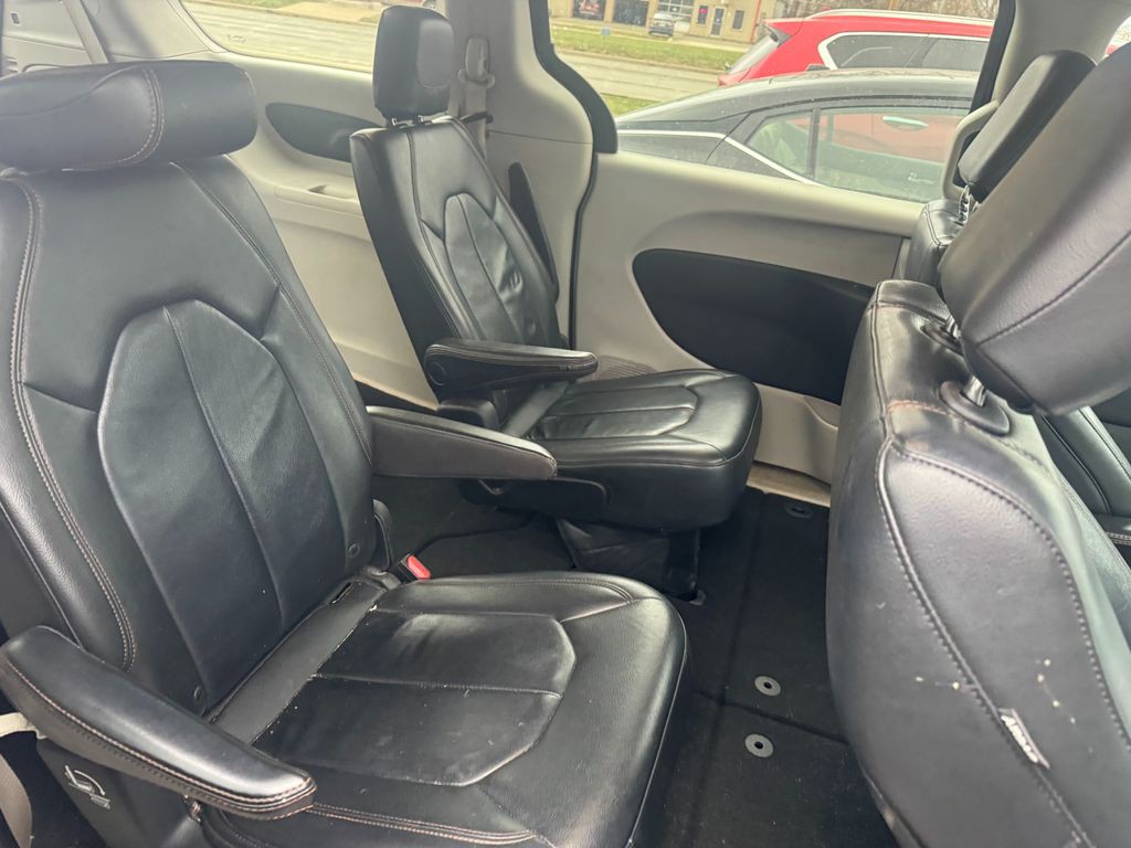 2017 Chrysler Pacifica Image 5
