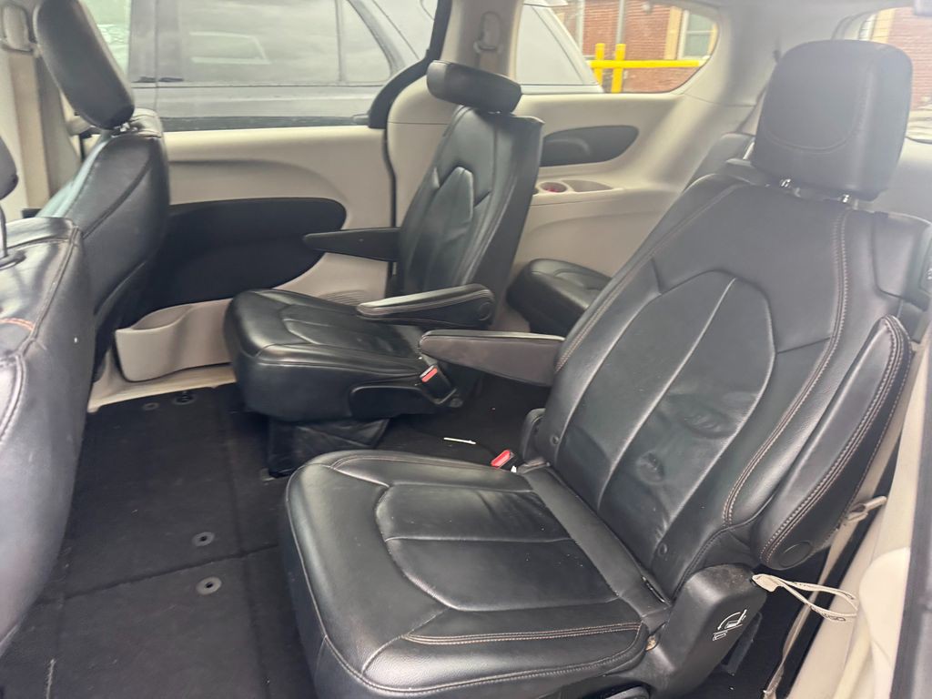 2017 Chrysler Pacifica Image 6