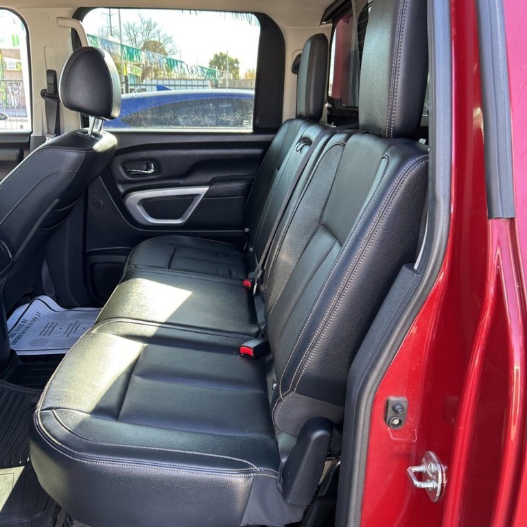 2017 Nissan Titan Image 10