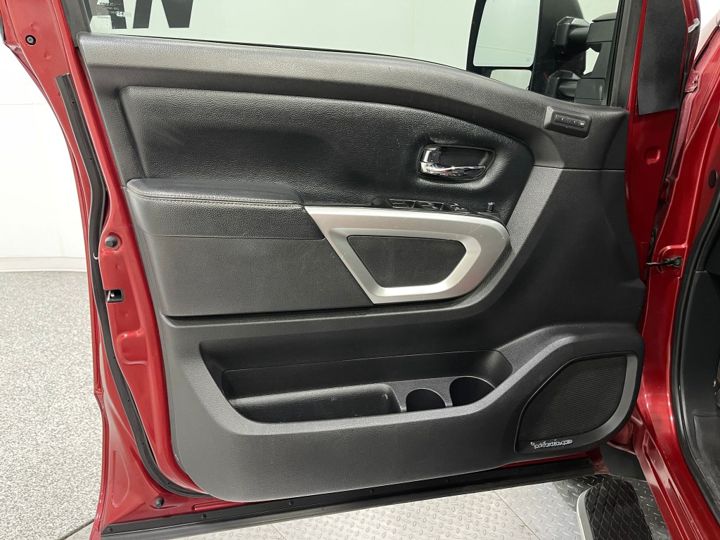 2017 Nissan Titan Image 14