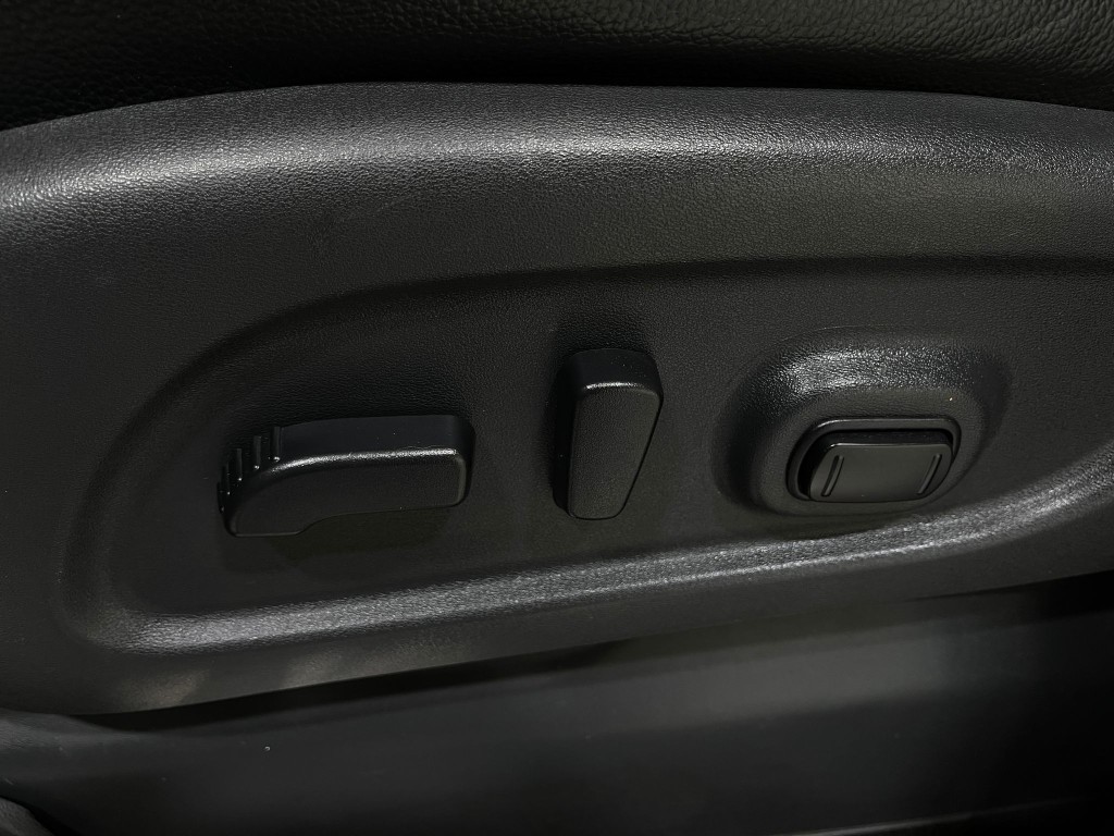 2017 Nissan Titan Image 16