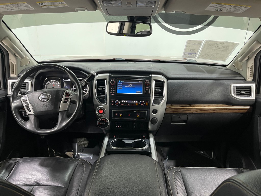 2017 Nissan Titan Image 18