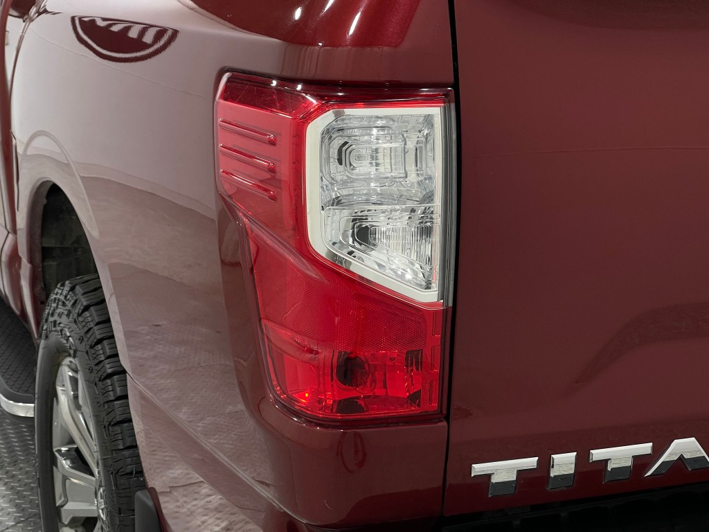 2017 Nissan Titan Image 32