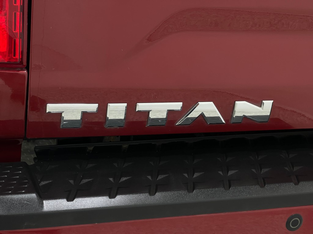2017 Nissan Titan Image 38