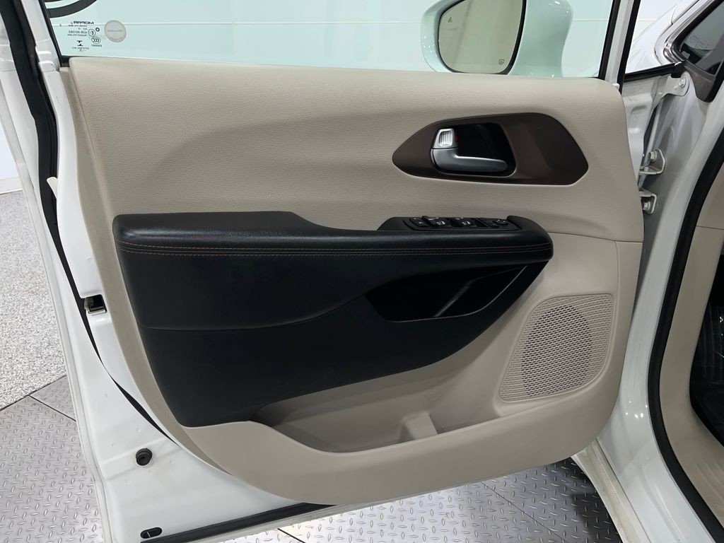 2018 Chrysler Pacifica Image 14