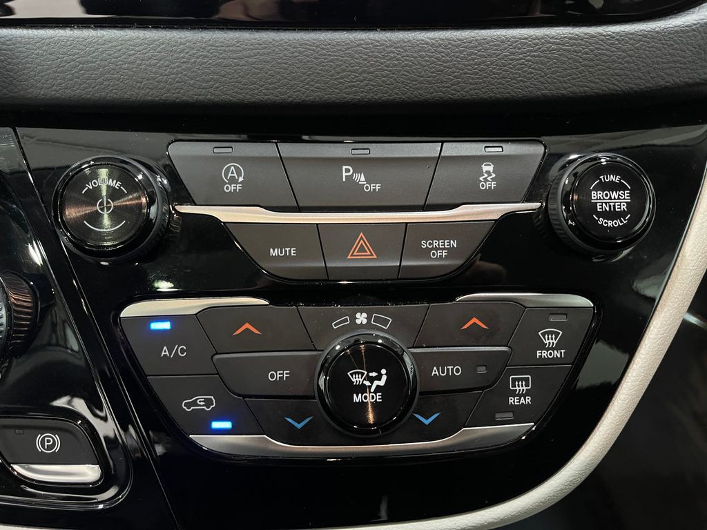 2018 Chrysler Pacifica Image 25