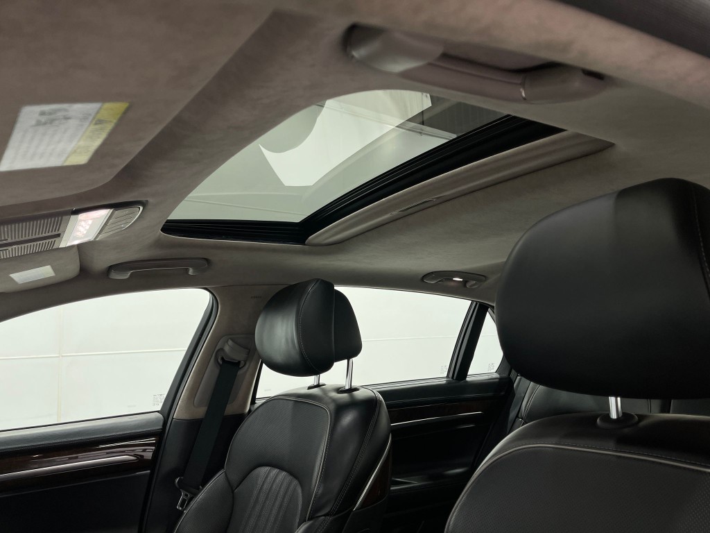 2018 Genesis G90 Image 12