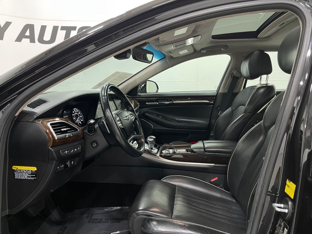 2018 Genesis G90 Image 13