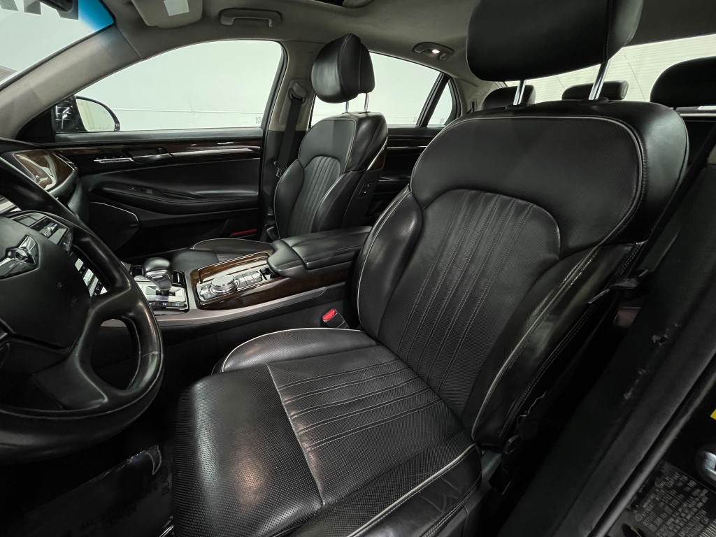 2018 Genesis G90 Image 14