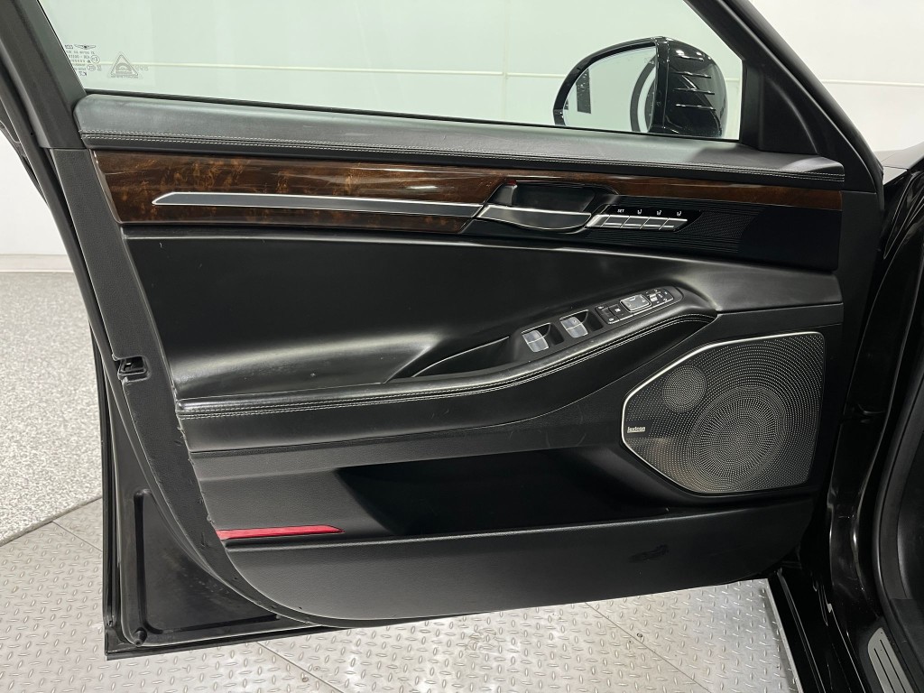 2018 Genesis G90 Image 15
