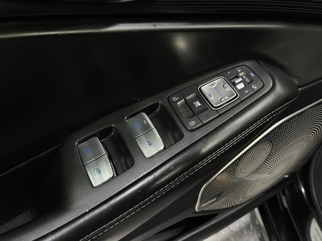 2018 Genesis G90 Image 16