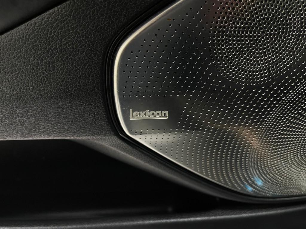 2018 Genesis G90 Image 17