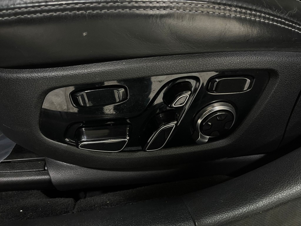 2018 Genesis G90 Image 18