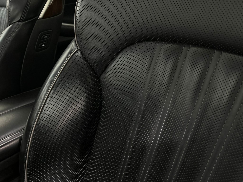 2018 Genesis G90 Image 19