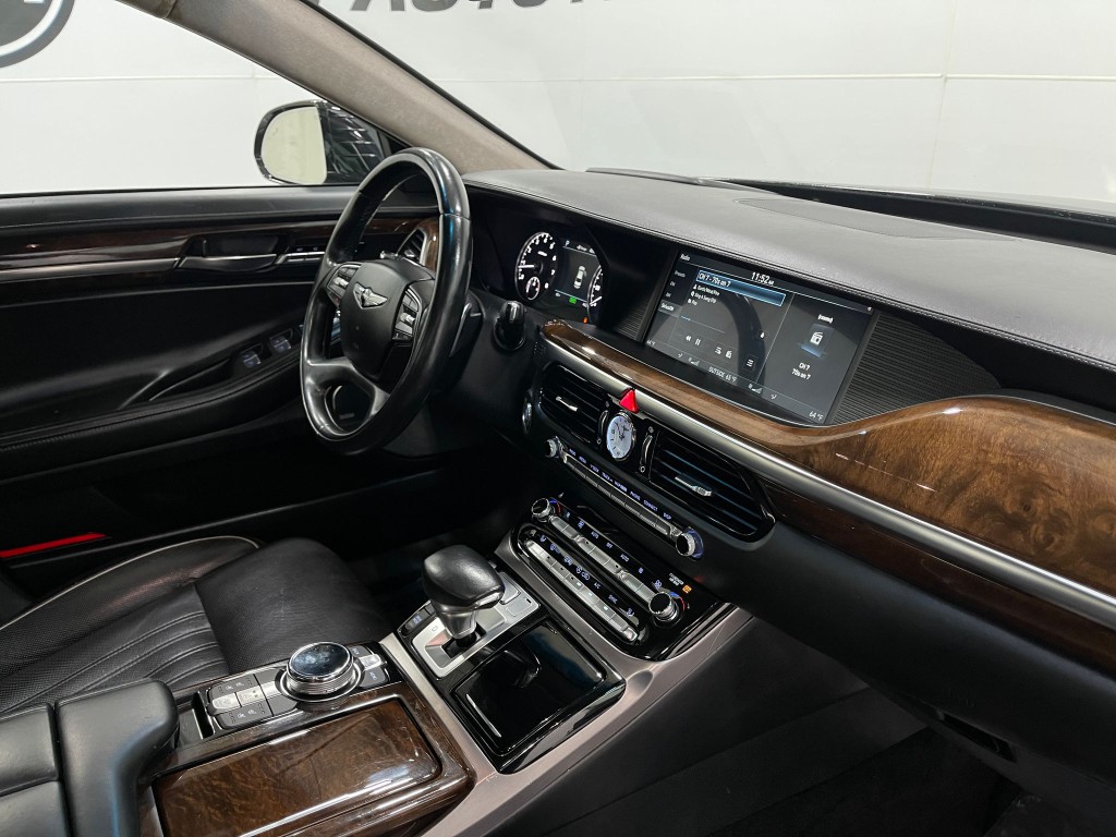 2018 Genesis G90 Image 21