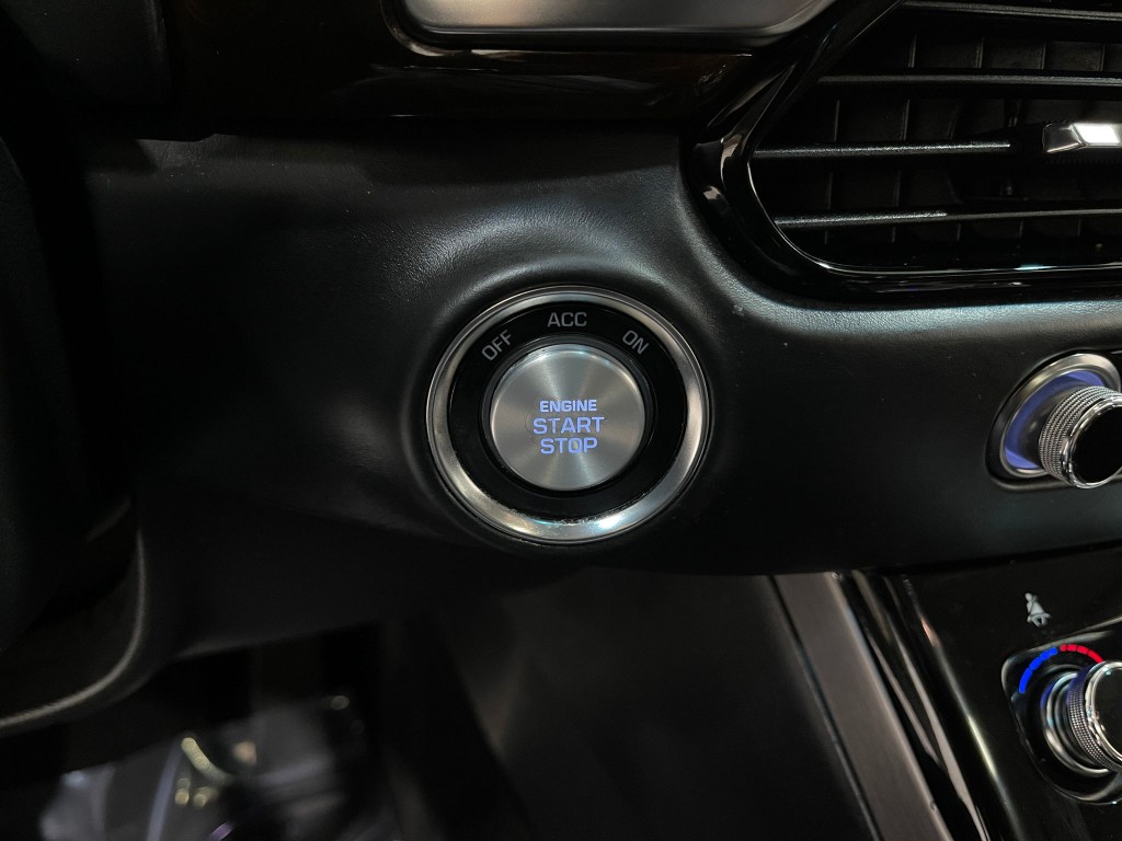 2018 Genesis G90 Image 22