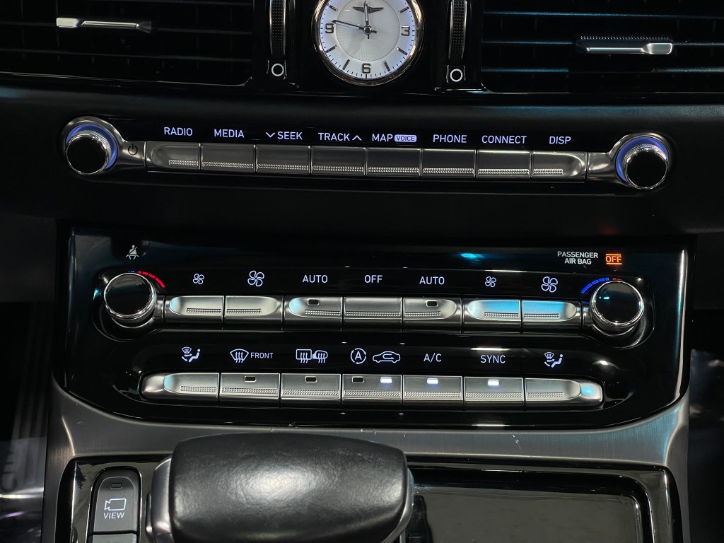 2018 Genesis G90 Image 26