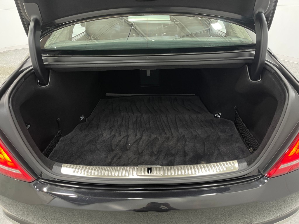 2018 Genesis G90 Image 27