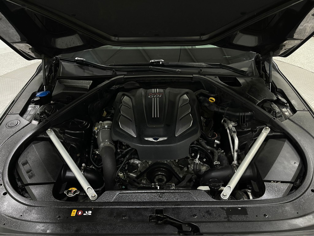 2018 Genesis G90 Image 28