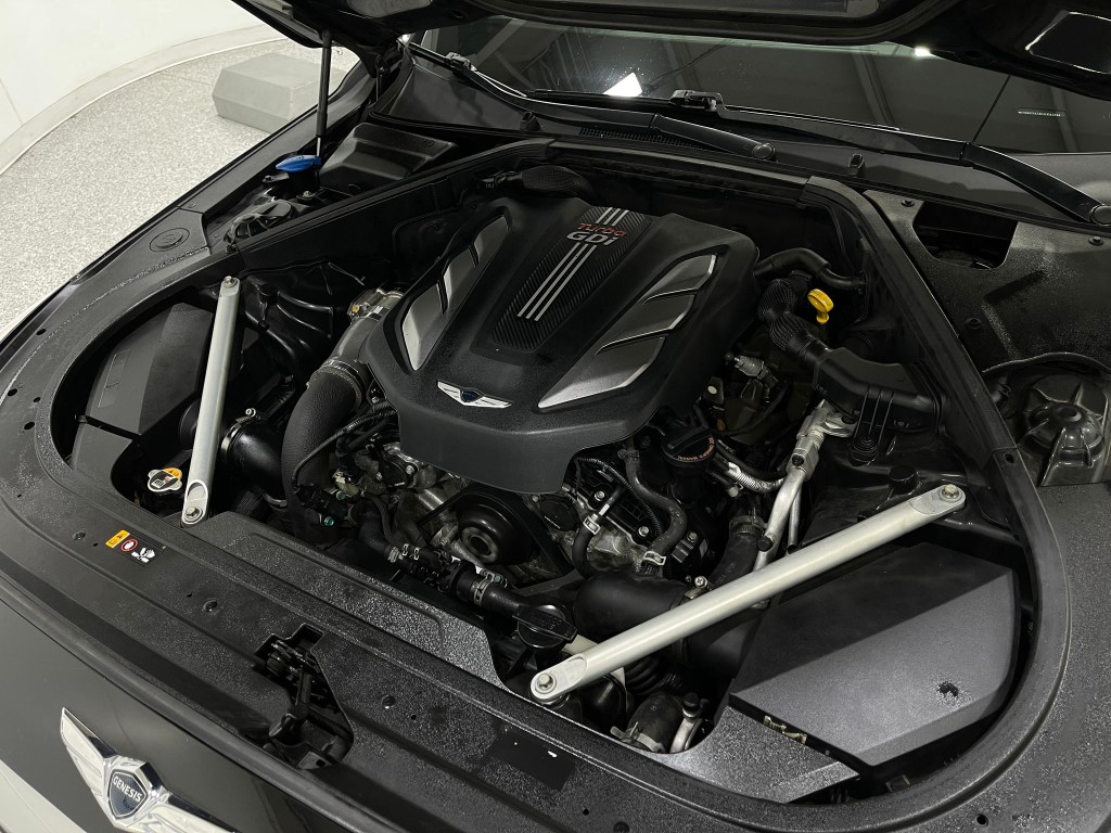 2018 Genesis G90 Image 29